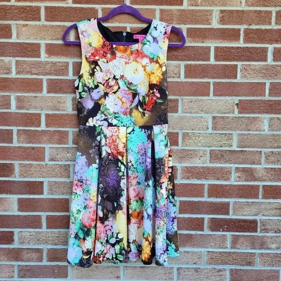 Betsey Johnson Fit and Flare Dress Women's SIze 4 All Over Floral Print Pleaded - Picture 2 of 7